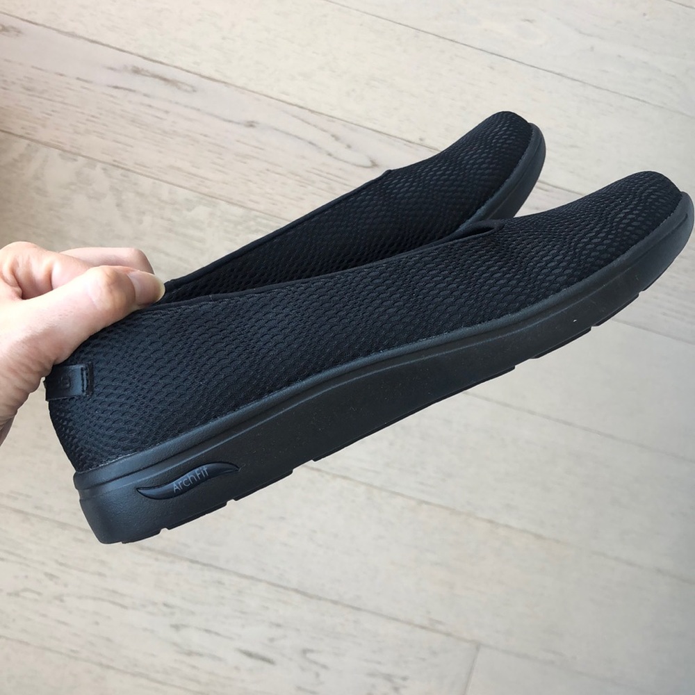 WORN ONCE- SKETCHERS ARCHFIT SUPPORT